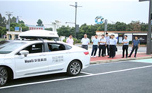 四川省经信厅副厅长皮亦鸣莅临三亿体育科技考察5G智慧灯杆发展情况