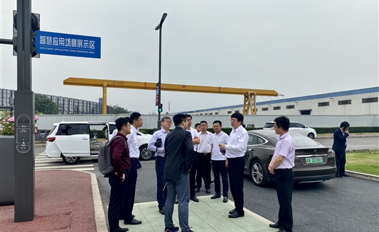 青岛市领导一行莅临三亿体育科技考察共商合作新模式